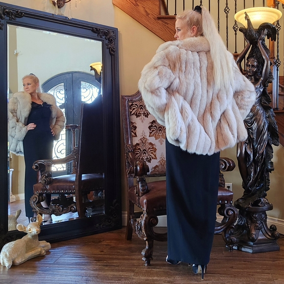 Elegant Ivory Fox Fur Coat with Rolling Sleeves & Plush Collar - Picture 7 of 17